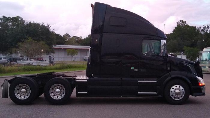 Used 2013 Volvo Sleeper Truck
