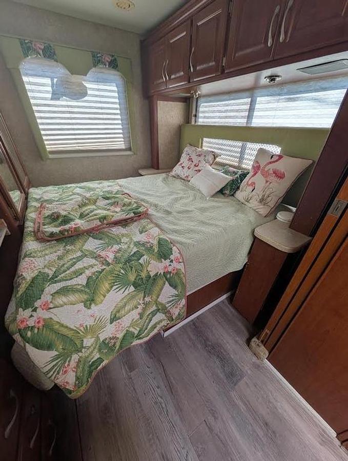 Used 2006 Fourwinds Hurricane 33H