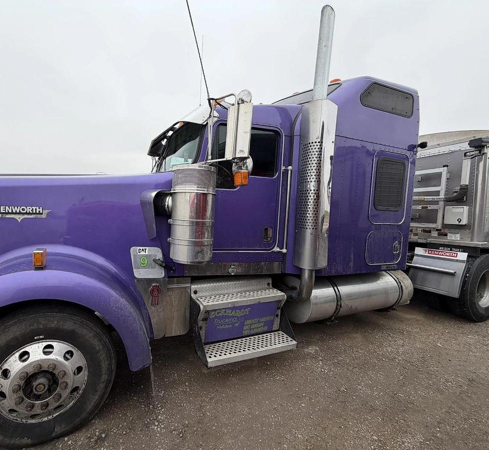 Used 2005 KENWORTH W900L Conventional Sleeper Semi Truck