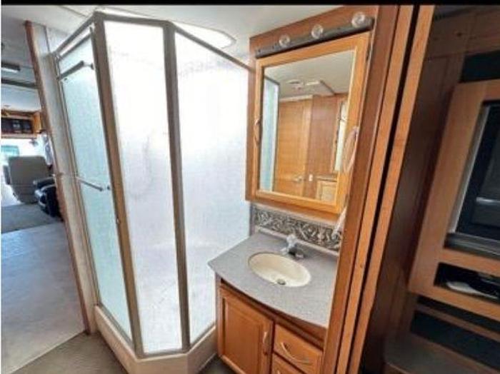 Used 2006 Fleetwood Discovery 39S