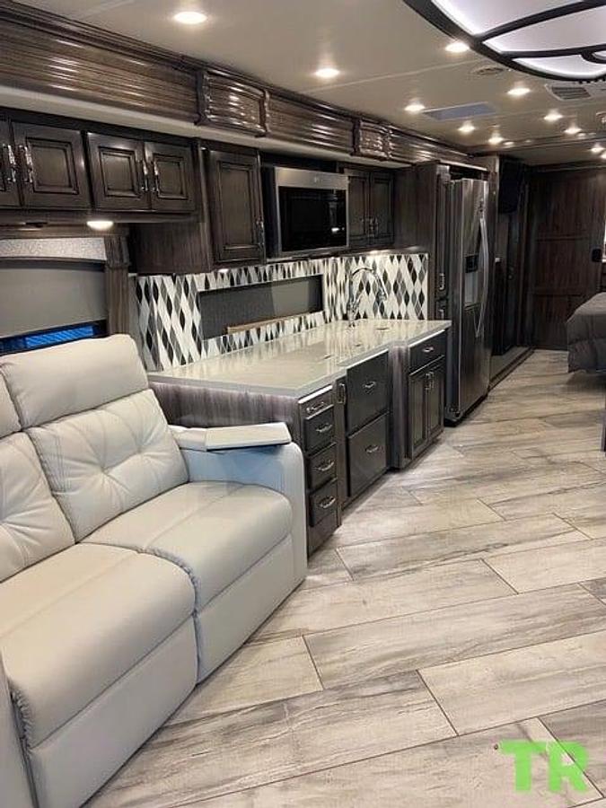 Used 2022 Fleetwood Discovery 38w