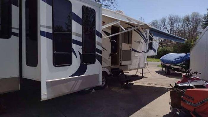 Used 2009 Glacier Bay 322RE 5th Wheel RV