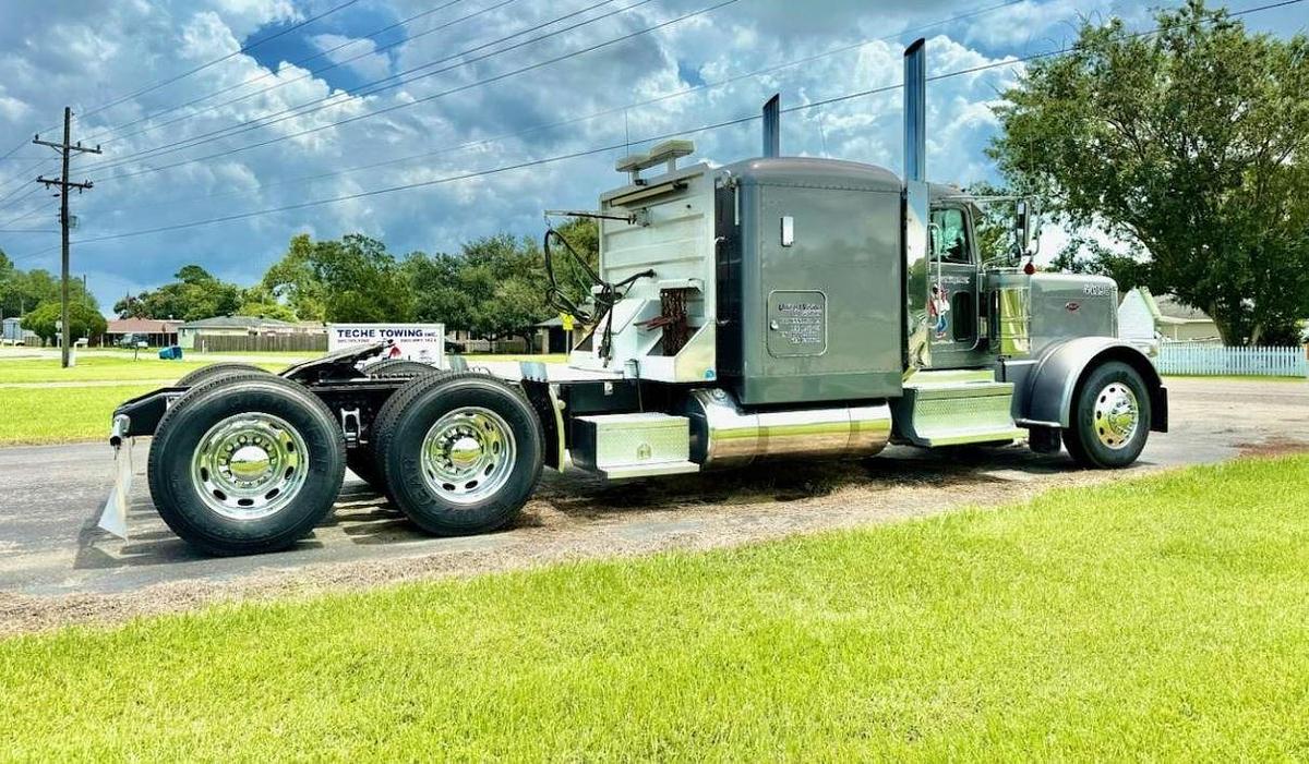 Used 2020 PETERBILT 389 Sleeper Semi Truck