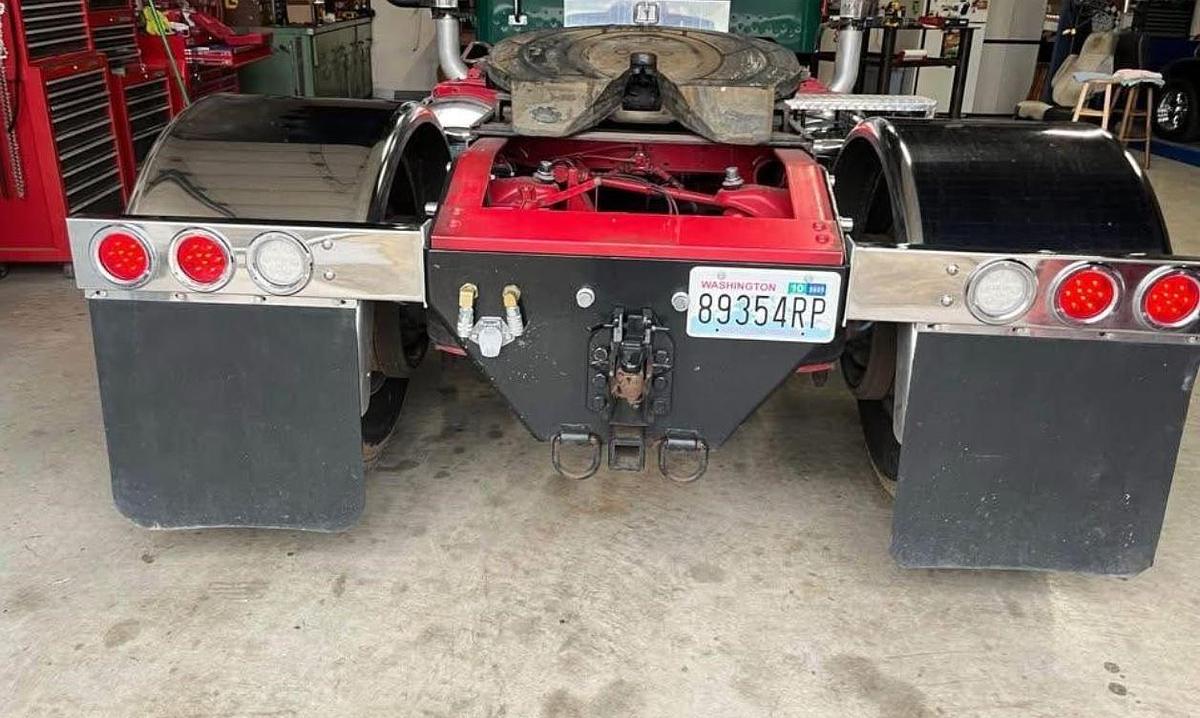 Used 2010 Peterbilt 388 Day Cab Semi Truck