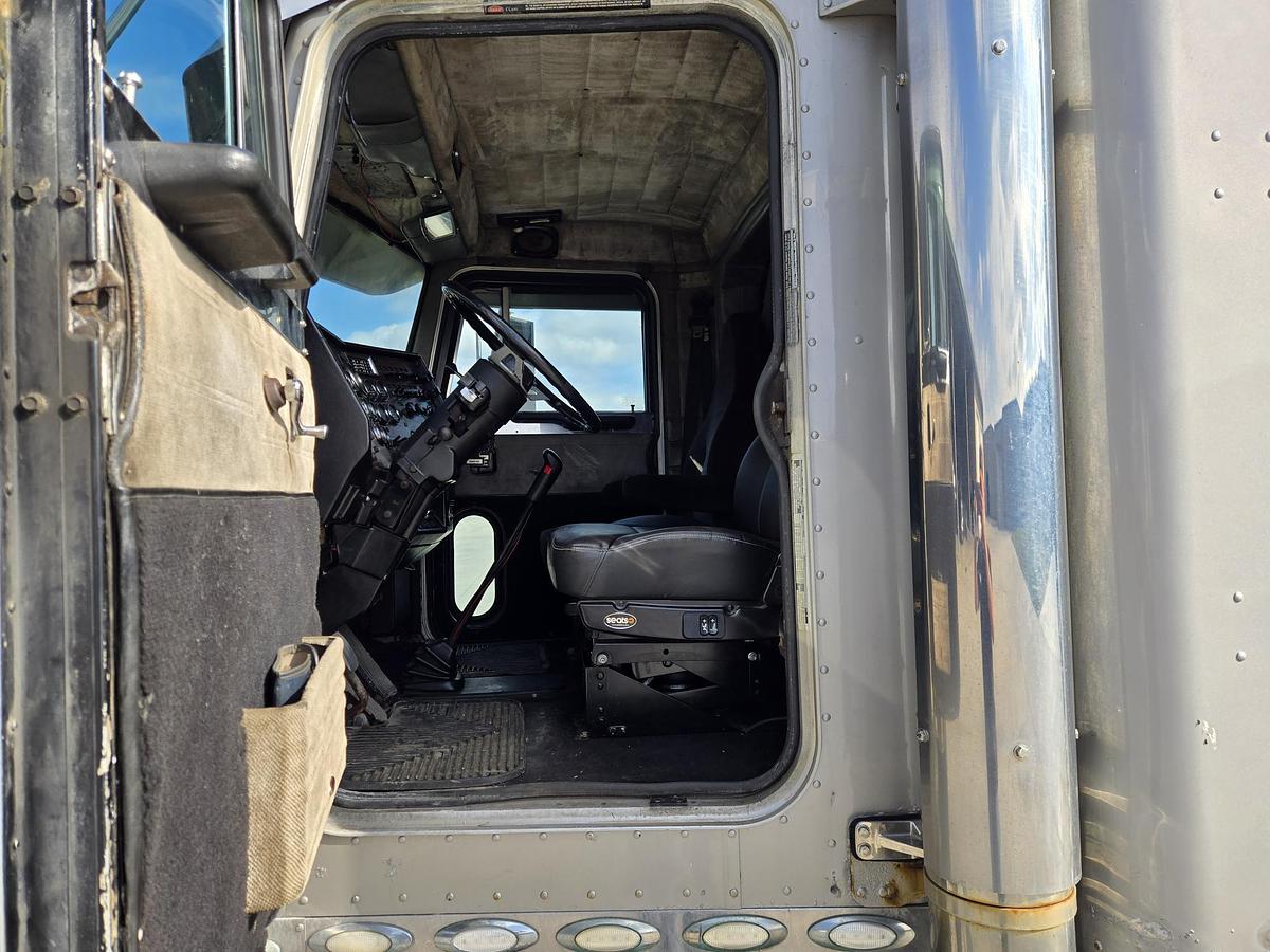 Used 1995 Peterbilt 379 Sleeper Semi Truck
