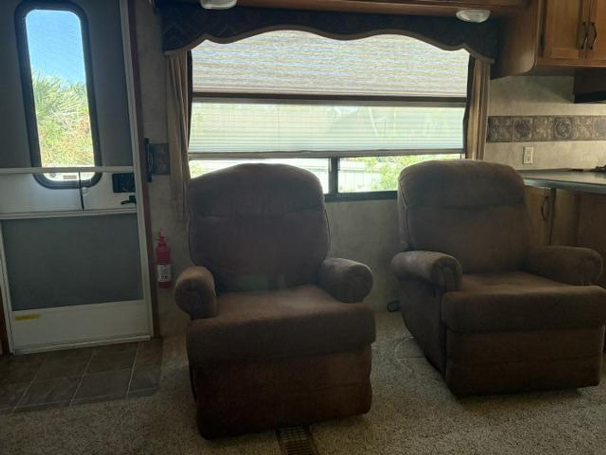 Used 2010 Keystone Montana Mountaineer Fifth Wheel