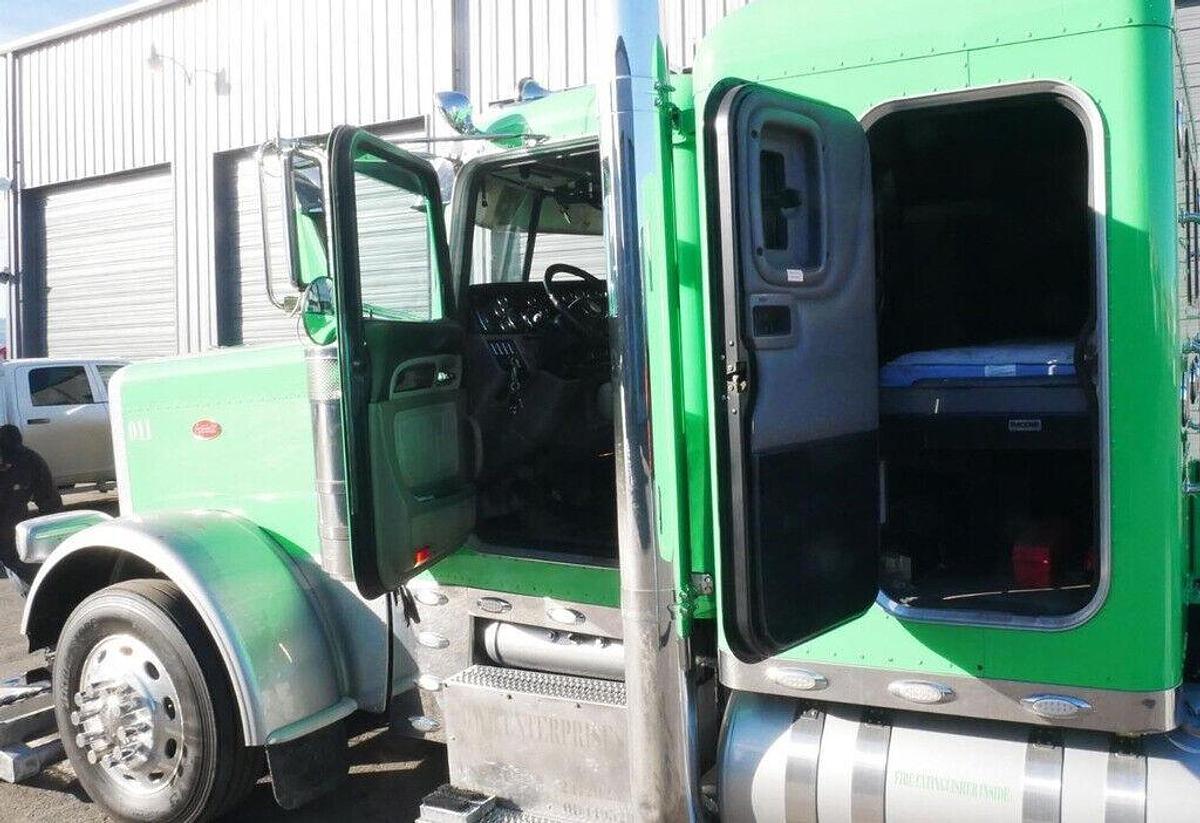 Used 2016 Peterbilt 389 Conventional Sleeper Semi