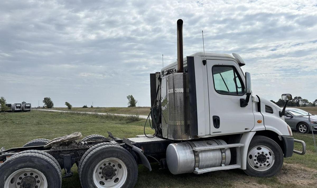 Used 2012 Freightliner Cascadia 113 Day Cab Semi Truck