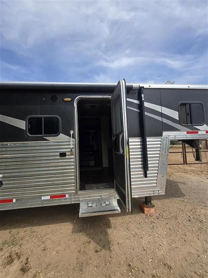 Used 2016 Bison Premier Coach 3 Horse