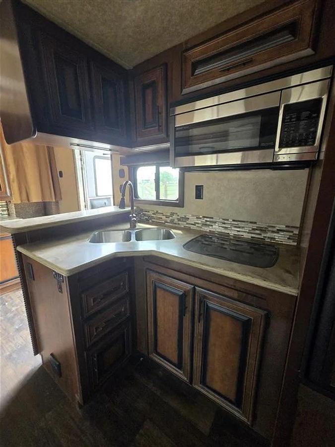Used 2016 Bison Premier Coach 3 Horse