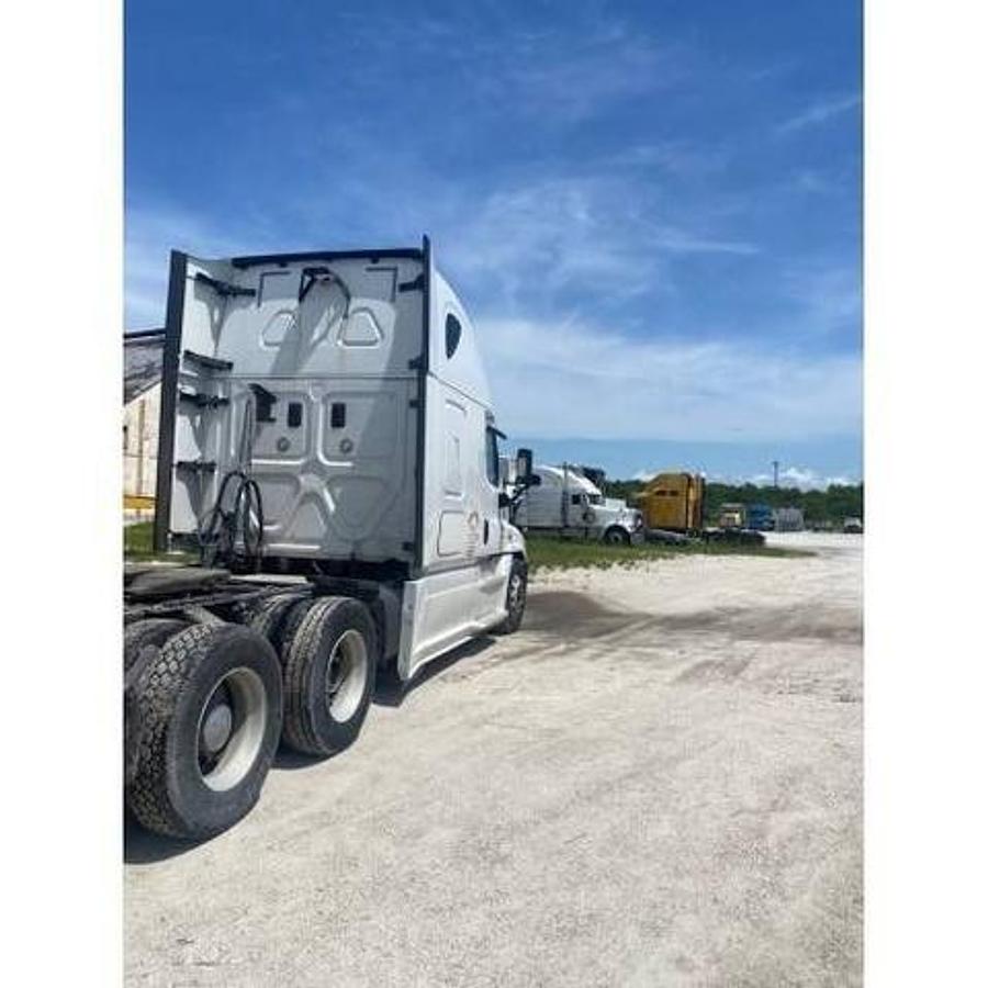 Used 2016 Freightliner Cascadia Sleeper
