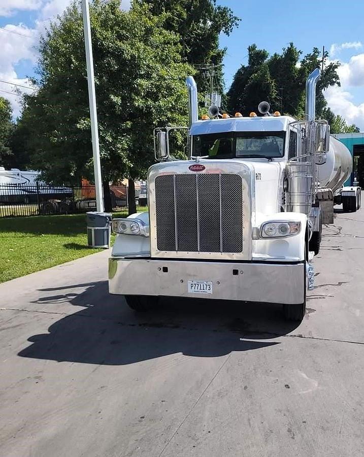 Used 2015 Peterbilt 389 Semi Truck PACCAR MX-13