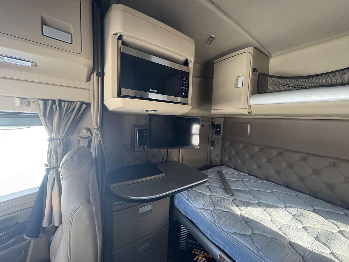 Used 2019 Kenworth T680 Conventional Sleeper Semi