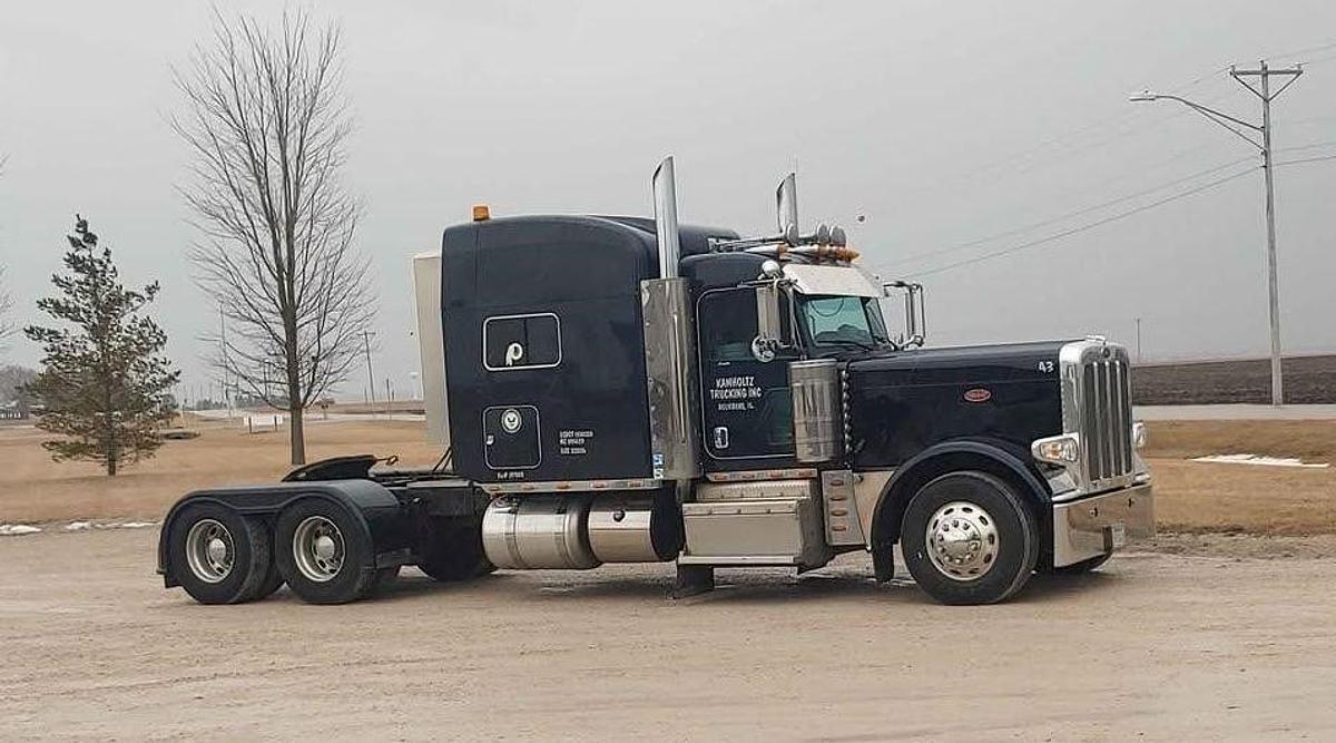 Used 2013 Peterbilt 389 Sleeper Semi Truck