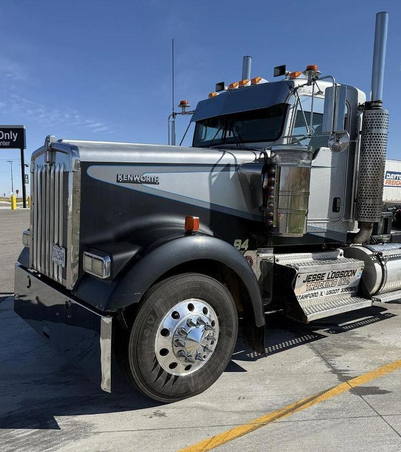 Used 2005 Kenworth W900L Sleeper Semi Truck