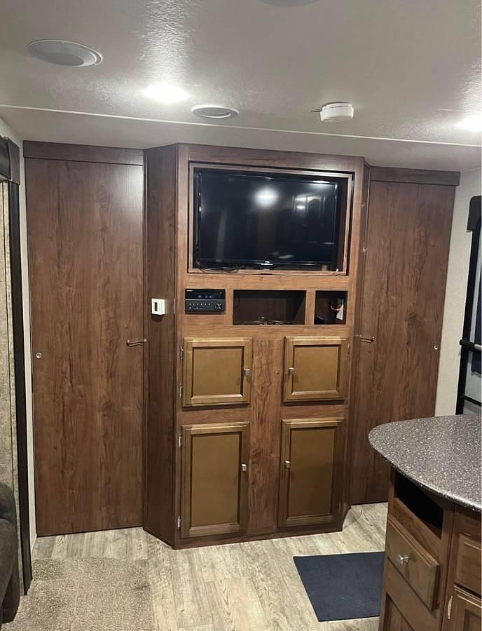 Used 2018 Coachmen Freedom Express 282BHDS Travel Trailer