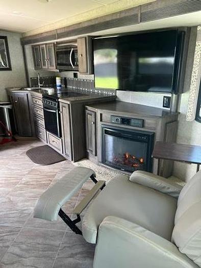 Used 2018 Winnebago Sightseer