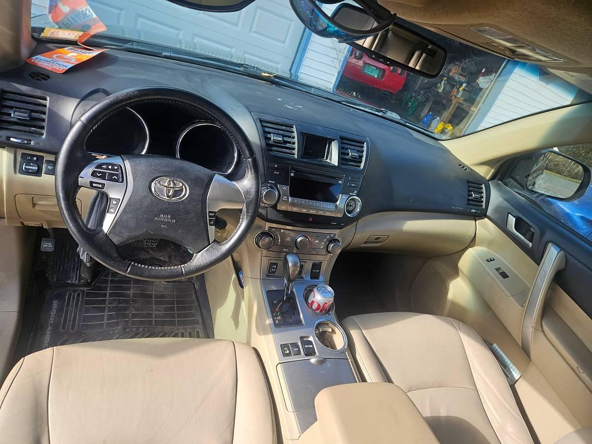 Used 2012 Toyota Highlander SE