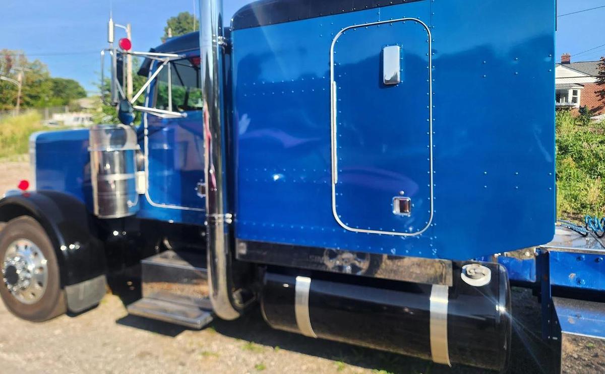 Used 2002 Peterbilt 379 Sleeper Semi Truck