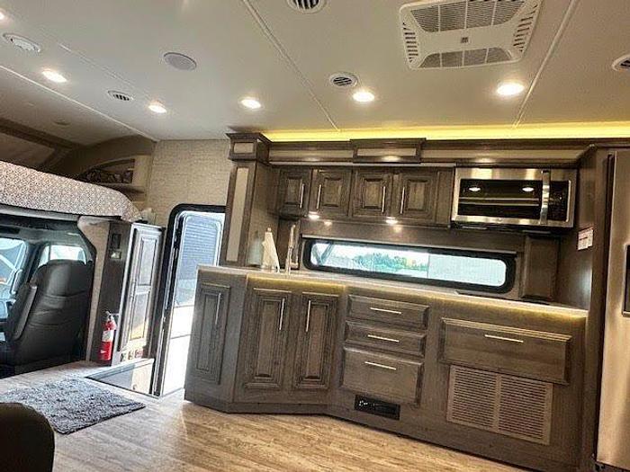 Used 2023 Jayco Seneca 37L.