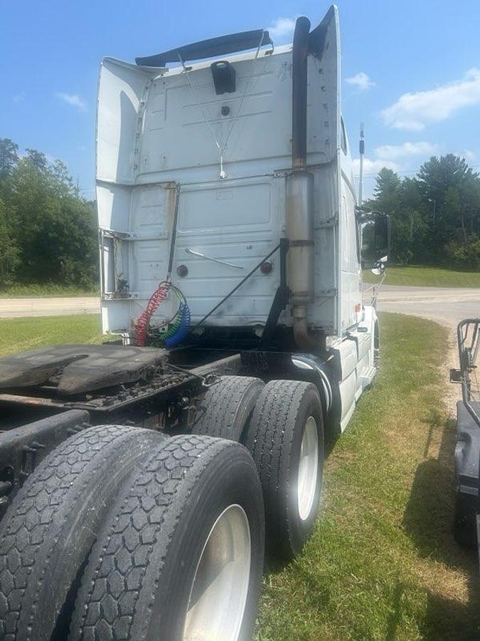 Used 2007 VOLVO VNL 670 Conventional Sleeper Semi