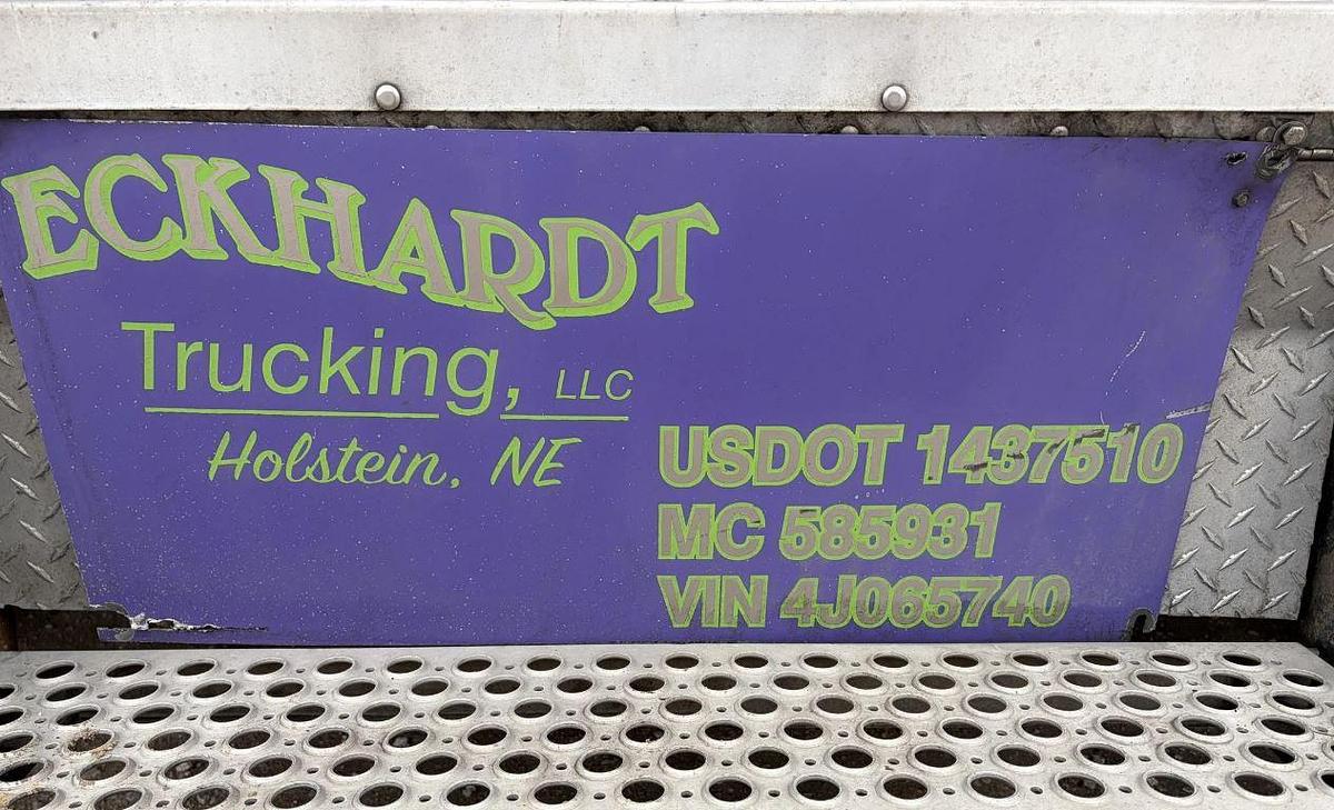 Used 2005 KENWORTH W900L Conventional Sleeper Semi Truck