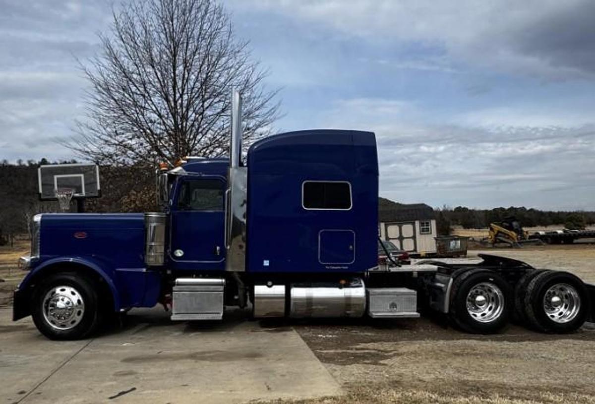 Used 2023 Peterbuilt 389 Sleeper Semi Truck