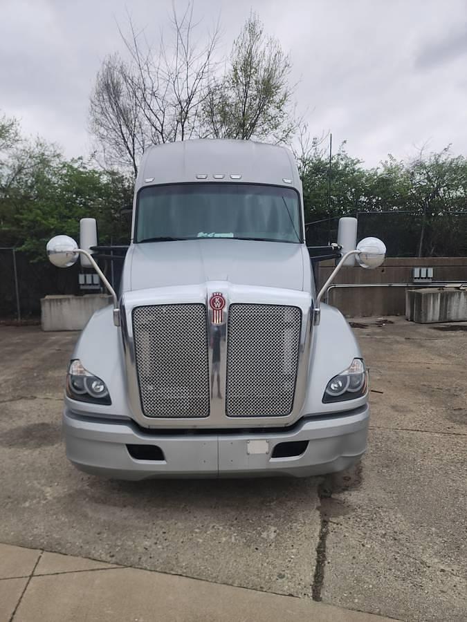 Used 2014 Kenworth T680 Sleeper Semi Truck