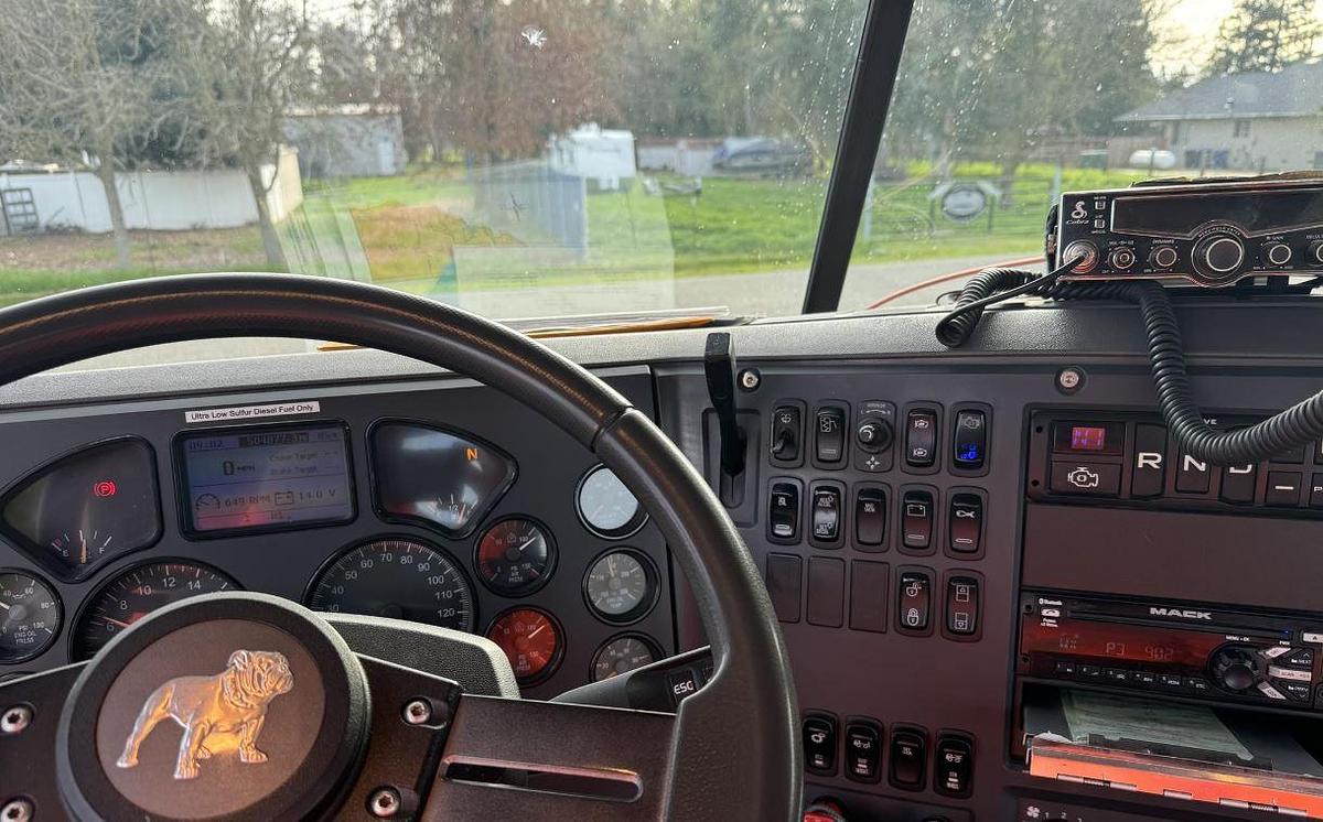 Used 2015 MACK PINNACLE CHU613 Day Cab