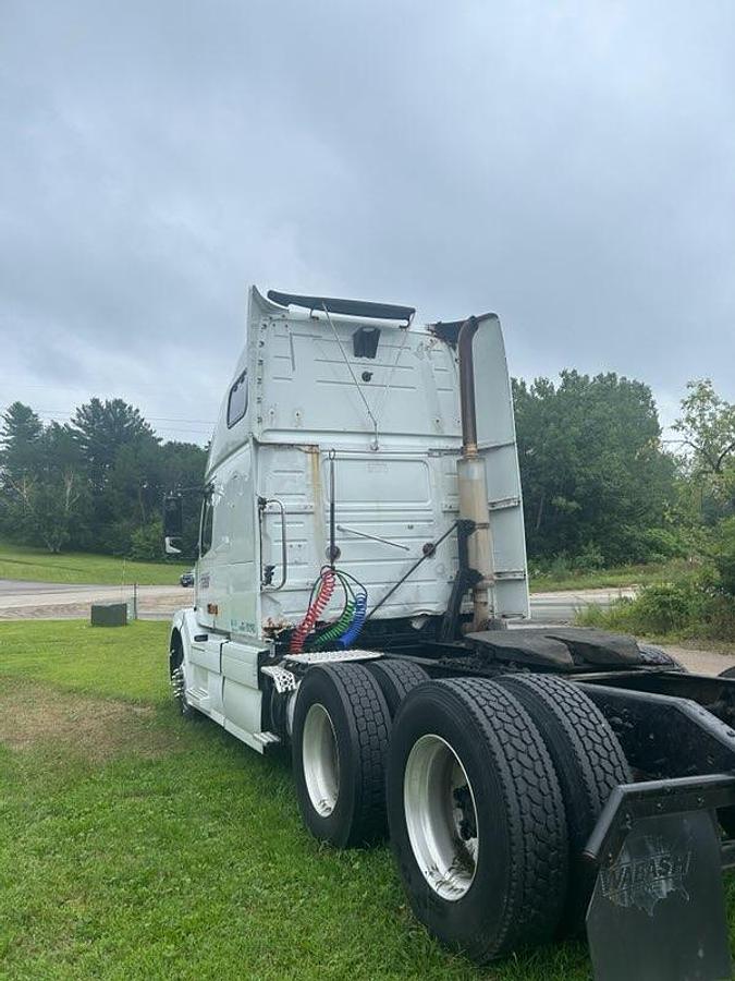 Used 2007 VOLVO VNL 670 Conventional Sleeper Semi