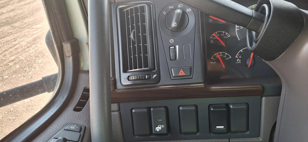 Used 2017 Volvo VNL64T670 Sleeper Semi Truck