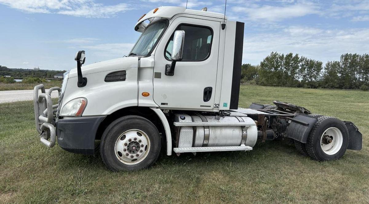 Used 2012 Freightliner Cascadia 113 Day Cab Semi Truck
