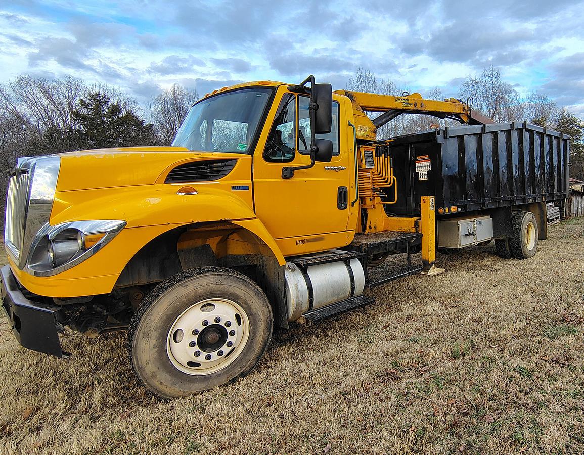 Used 2011 Petersen TL3 Lightning Loader Grapple Truck