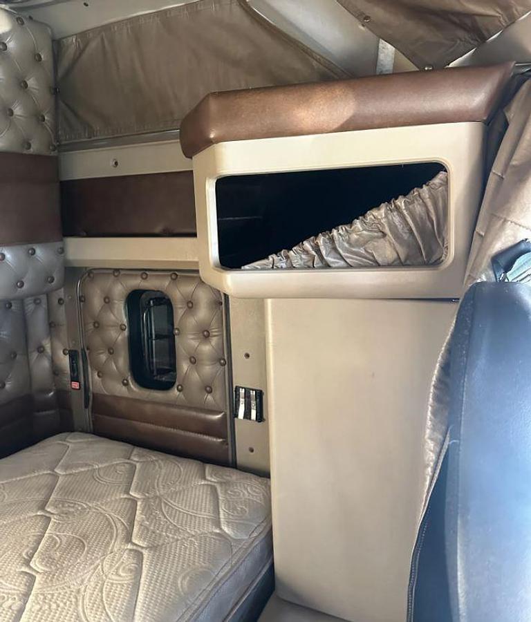 Used 1999 KENWORTH W900 Sleeper Semi Truck