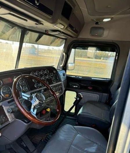 Used 2015 Peterbilt 389 Glider Kit