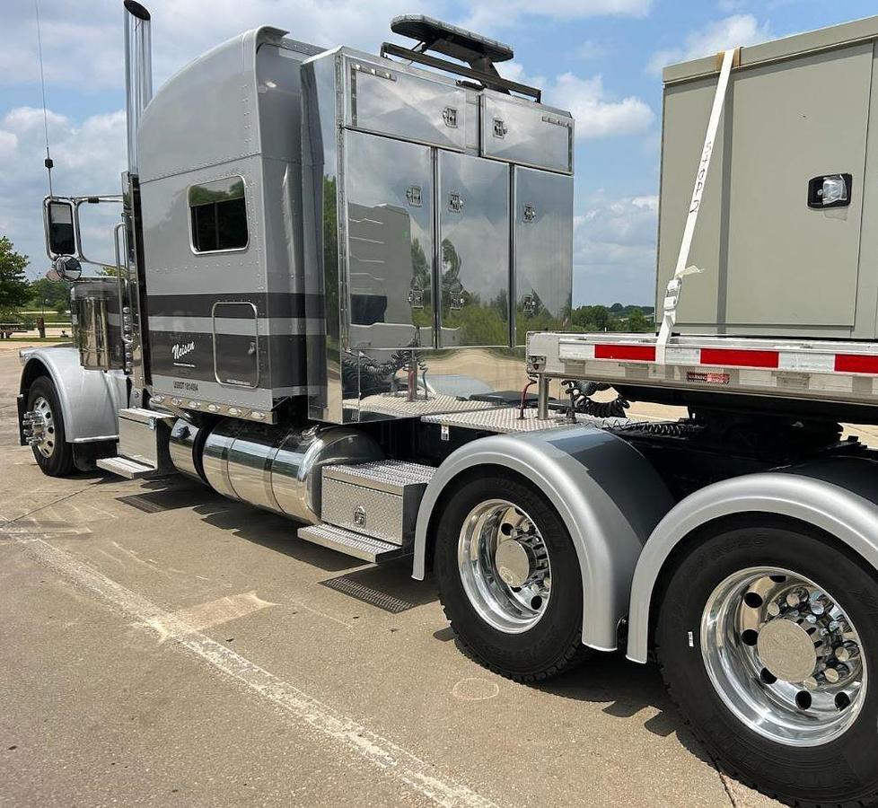 Used 2020 Peterbilt 389 Sleeper Semi Truck