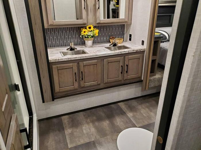 Used 2022 CrossRoads Cameo CE3891MK Fifth Wheel