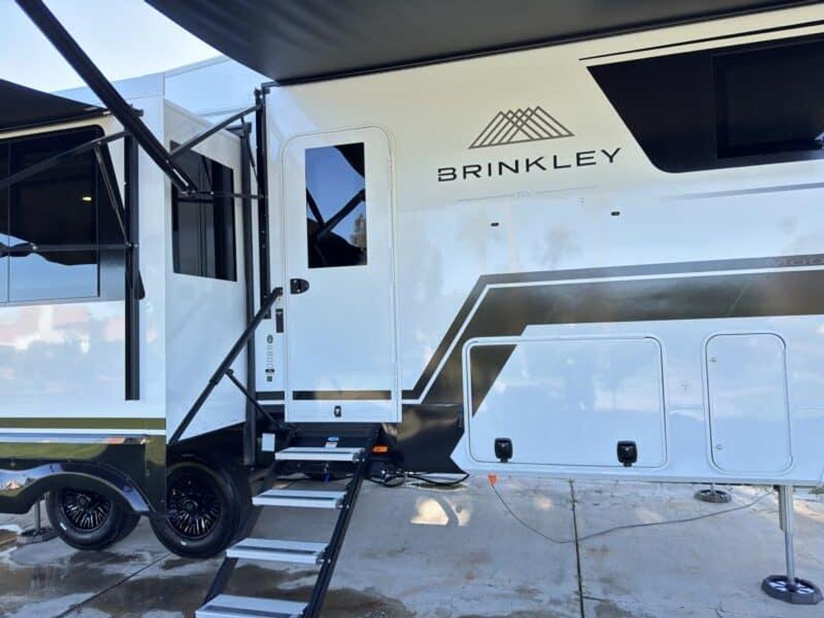 Used 2025 Brinkley Z2900 Fifth Wheel