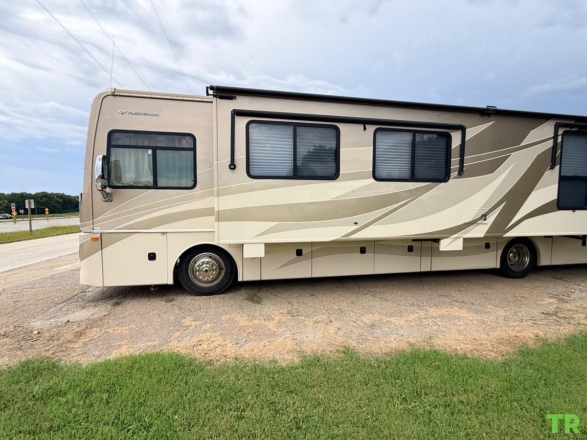 Used 2009 Fleetwood Expedition 38R Class A Diesel Pusher