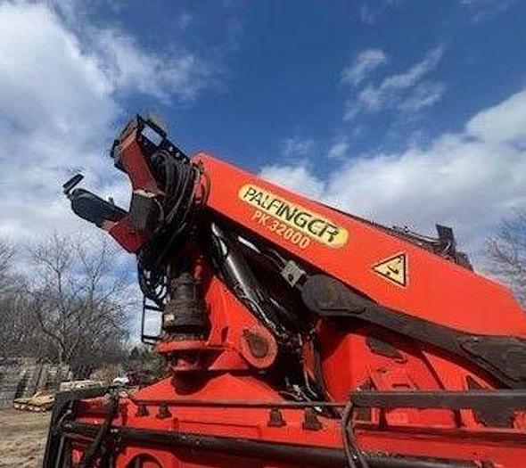 Used 2000 INTERNATIONAL Paystar 5000 With 2000 Palfinger PK32000 Mounted