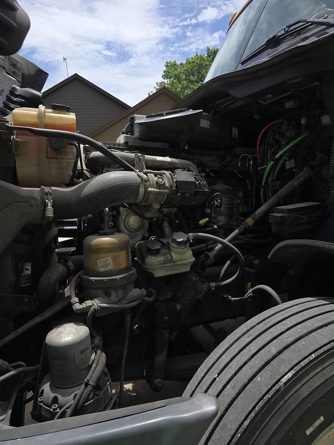 Used 2015 Freightliner Cascadia Conventional Sleeper Semi