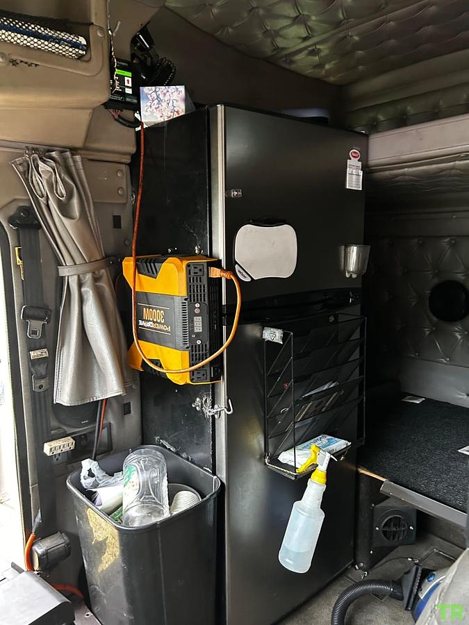 Used 2000 International 9900I Commercial Truck