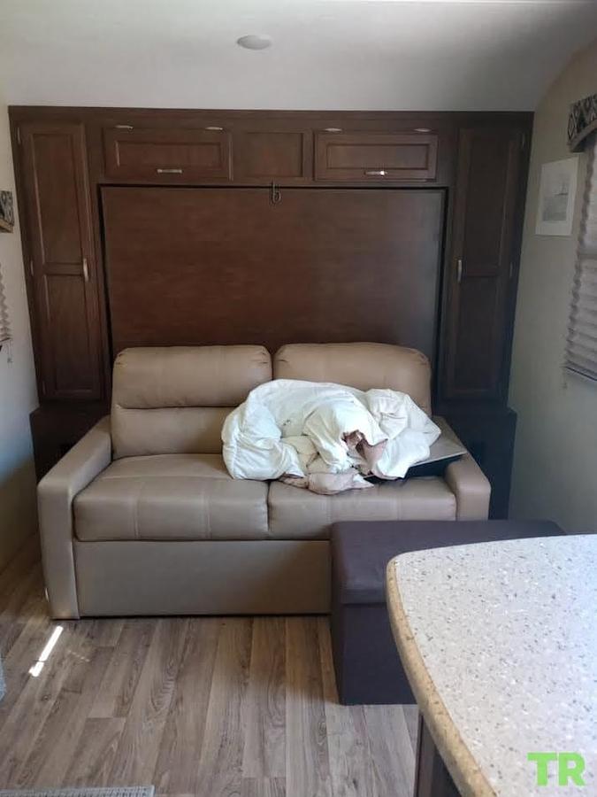 Used 2018 Venture Sonic 24' Travel Trailer – Sleeps 6 – Full Bathroom – Full-Length Awning – Excellent Condition