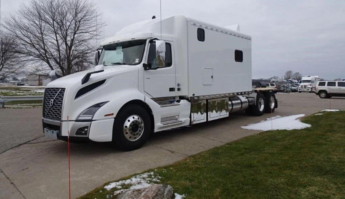 Used 2021 Volvo VNL64T300