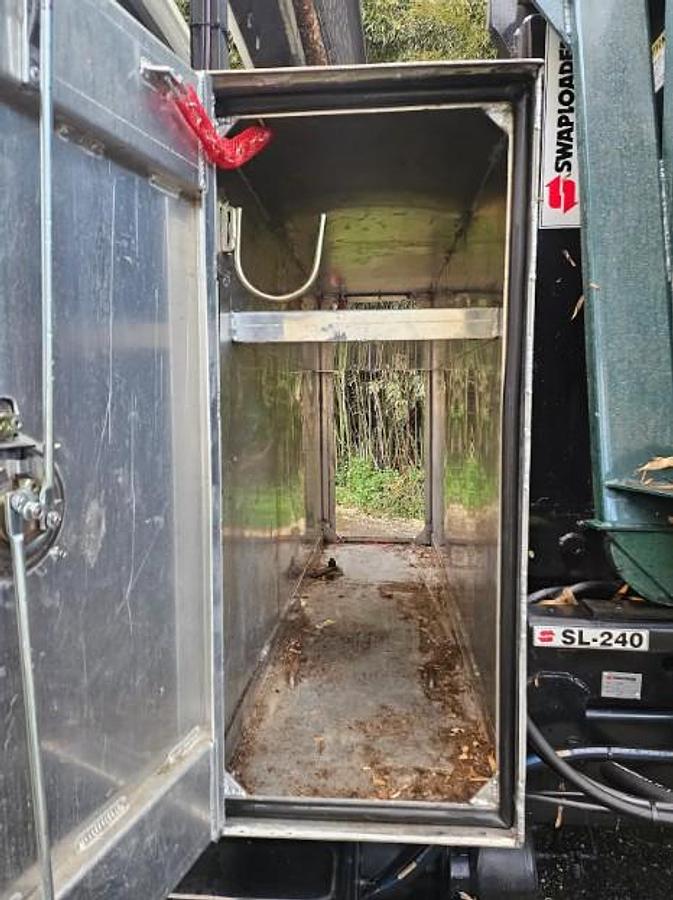 Used 2010 FREIGHTLINER BUSINESS CLASS M2 106 HOOKLIFT