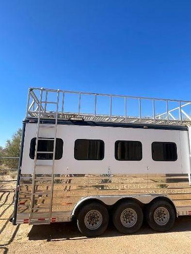 Used 2015 Sundowner Signature Series with Living Quarters