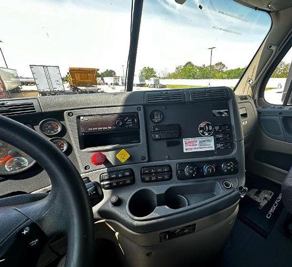 Used 2018 Freightliner CASCADIA 113