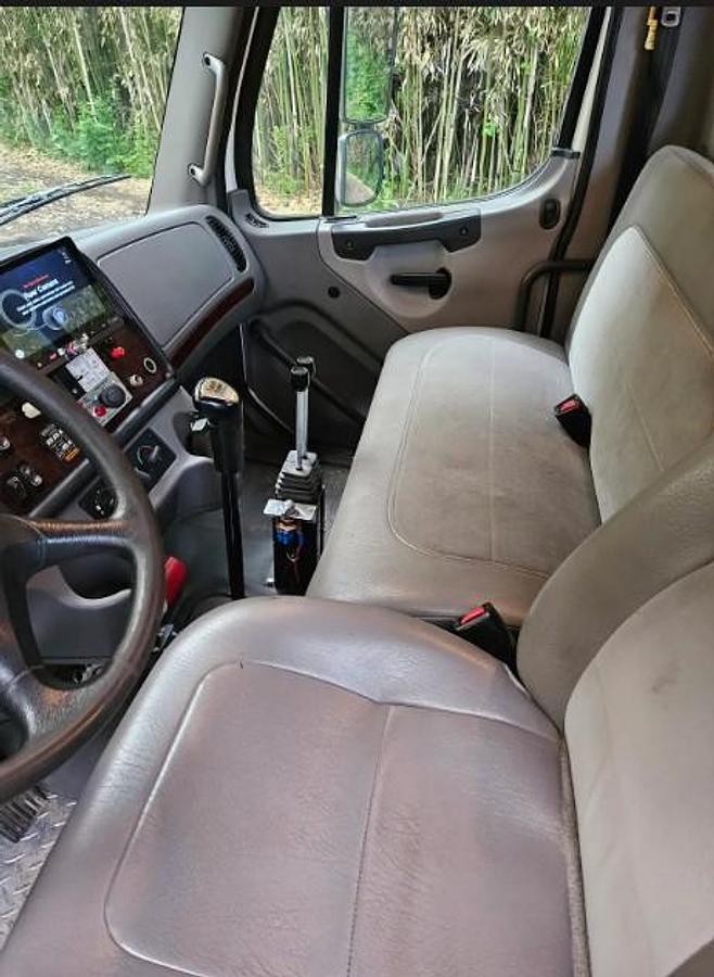 Used 2010 FREIGHTLINER BUSINESS CLASS M2 106 HOOKLIFT