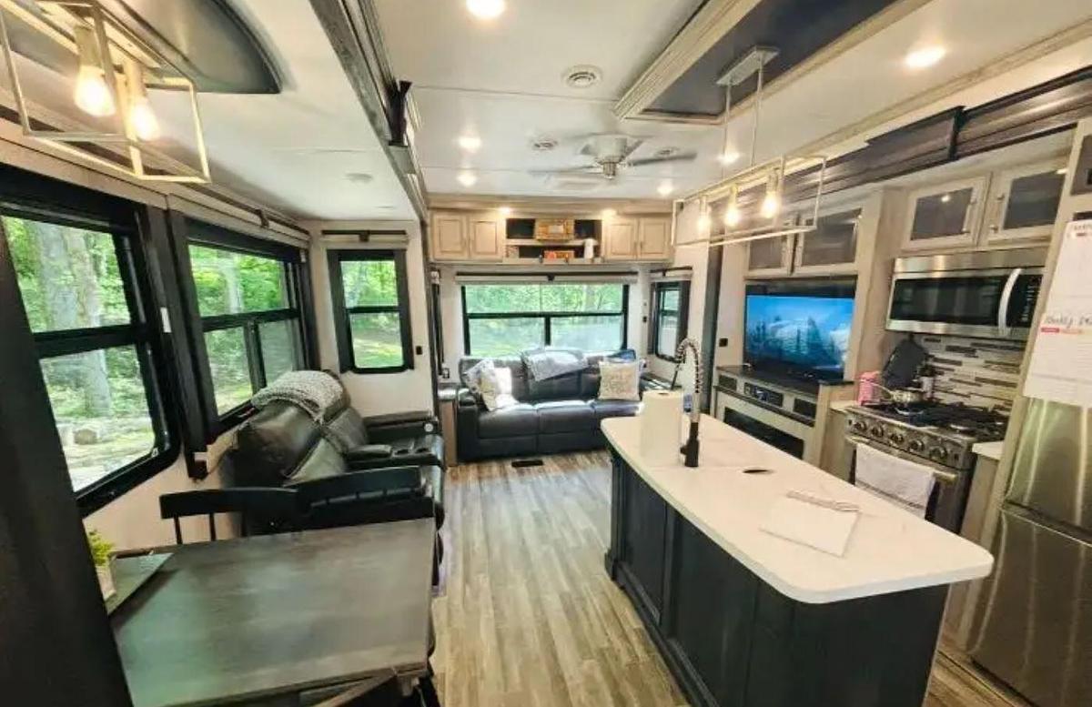 Used 2022 Keystone Alpine 3720MD