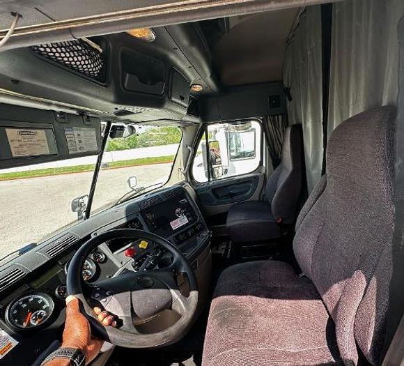 Used 2018 Freightliner CASCADIA 113
